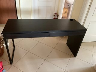 Scrivania Ikea nera con 2 cassetti