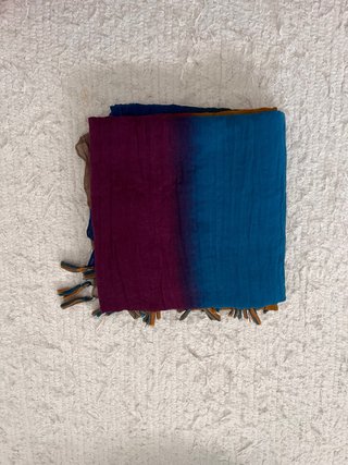 Pañuelo cuello Stradivarius morado y turquesa