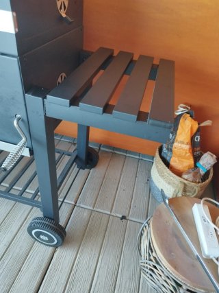 Barbacoa de carbón negra y plateada