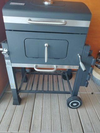 Barbacoa de carbón negra y plateada