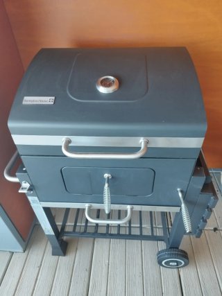 Barbacoa de carbón negra y plateada