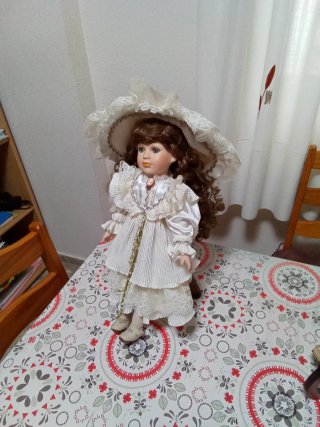 Muñeca de Porcelana con Vestido Clásico