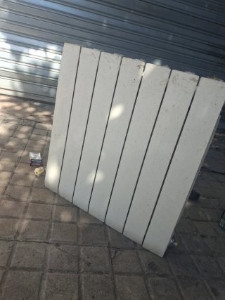 Es un radiador de agua de aluminio para calefacció