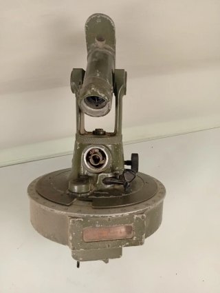 Instrumento de Medición Topográfico Antiguo