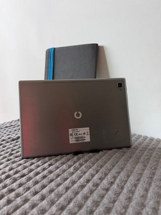 Tablet 3G con funda negra y gris