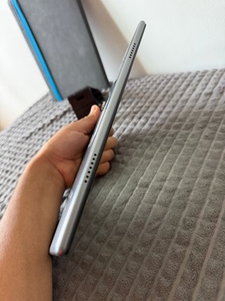 Tablet 3G con funda negra y gris