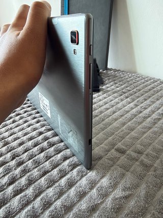 Tablet 3G con funda negra y gris