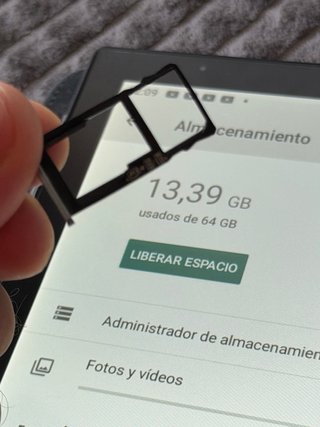 Tablet 3G con funda negra y gris