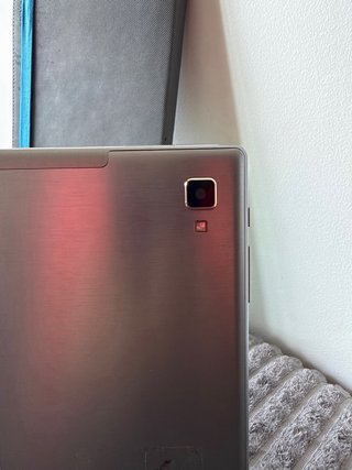 Tablet 3G con funda negra y gris