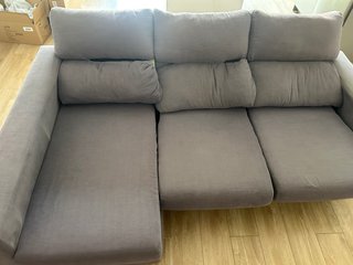 Sofá gris de tela