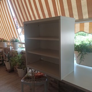 Estantería blanca modular.
