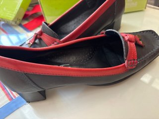 Zapatos de piel negros y rojos