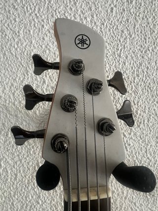 Bajo eléctrico Yamaha TRBX505 de 5 cuerdas