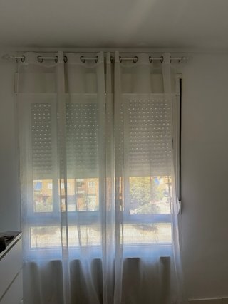 Cortinas blancas y palo metálico