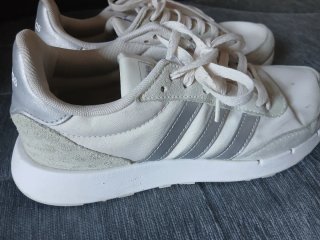 Zapatillas Adidas Blancas y Plateadas