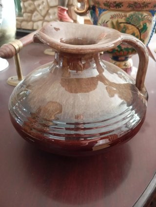 Jarrón de cerámica marrón
