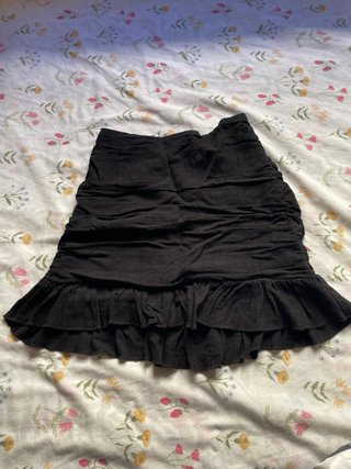 Falda negra con volantes