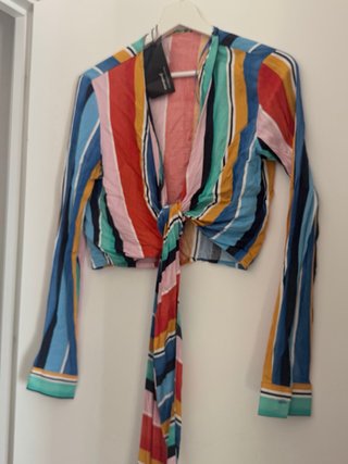 Blusa multicolor con nudo frontal