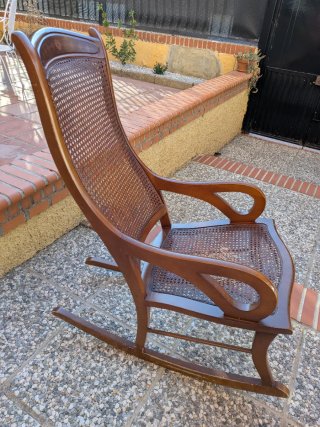 Mecedora antigua de madera y mimbre