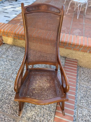 Mecedora antigua de madera y mimbre