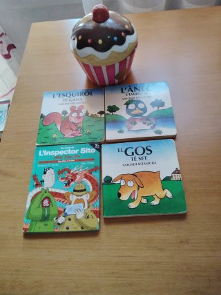 CUATRO cuentos en catalán y REGALO envase.