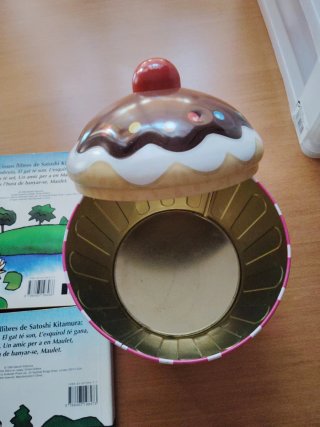 CUATRO cuentos en catalán y REGALO envase.