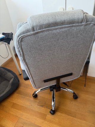 Silla de oficina gris con masaje