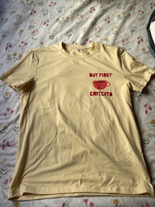 Camiseta Amarilla But First Cafecito Talla S