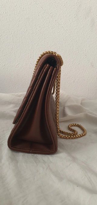 Bolso bandolera marrón con cadena dorada