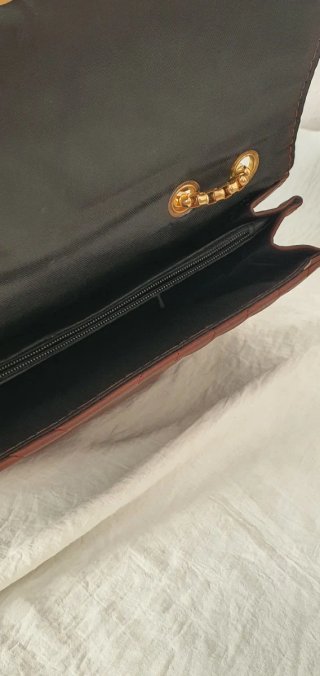 Bolso bandolera marrón con cadena dorada