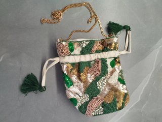 Bolso de fiesta con abalorios y lentejuelas.