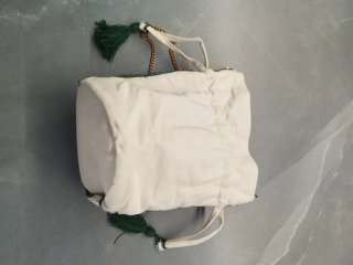 Bolso de fiesta con abalorios y lentejuelas.