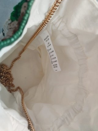 Bolso de fiesta con abalorios y lentejuelas.