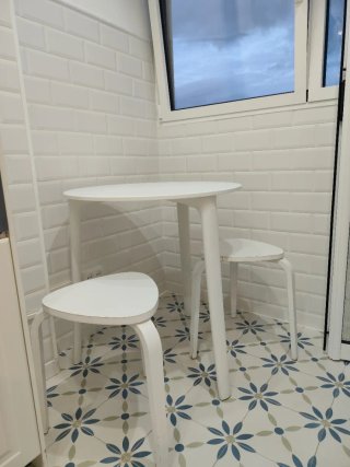 Mesa de cocina 70cm + 2 taburetes de Ikea Kyrre