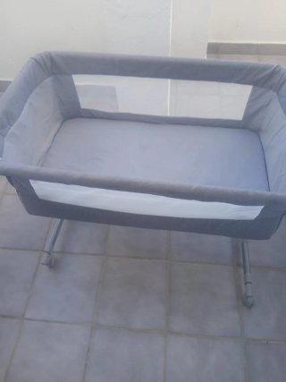 Cuna de bebé con mosquitera