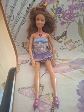 Muñeca con vestido morado