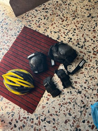 Casco, rodilleras, coderas y muñequeras.