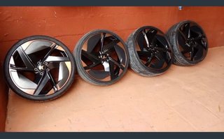 Llantas Cupra born, en 20 pulgadas.