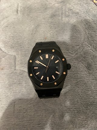 Reloj Negro con Detalles en Tono Dorado