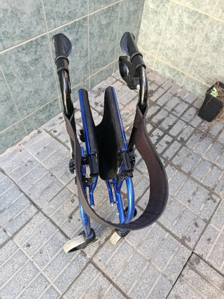 Andador azul con asiento plegable