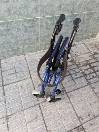 Andador azul con asiento plegable