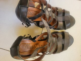 Sandalias tacón tiras negras