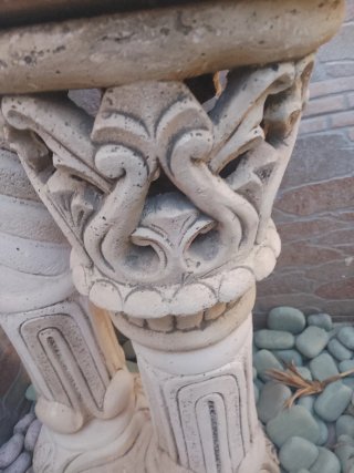 Farola de piedra decorativa