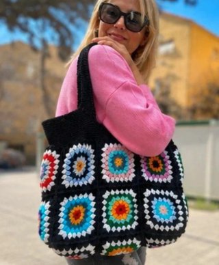 Bolso de ganchillo negro con flores multicolor