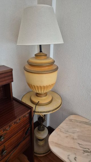 Lámpara de mesa beige y dorada