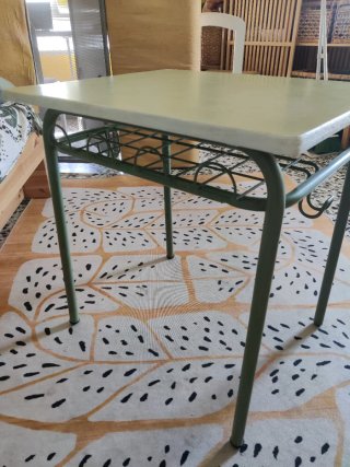 Escritorio colegial pequeño blanco y verde