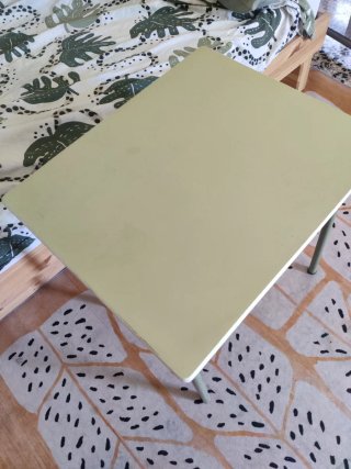 Escritorio colegial pequeño blanco y verde