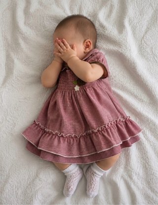 Vestido de bebé rosa con volantes