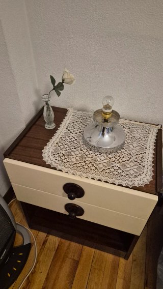 Mesilla de noche beige y marrón
