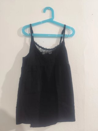 Camiseta tirantes negra con encaje